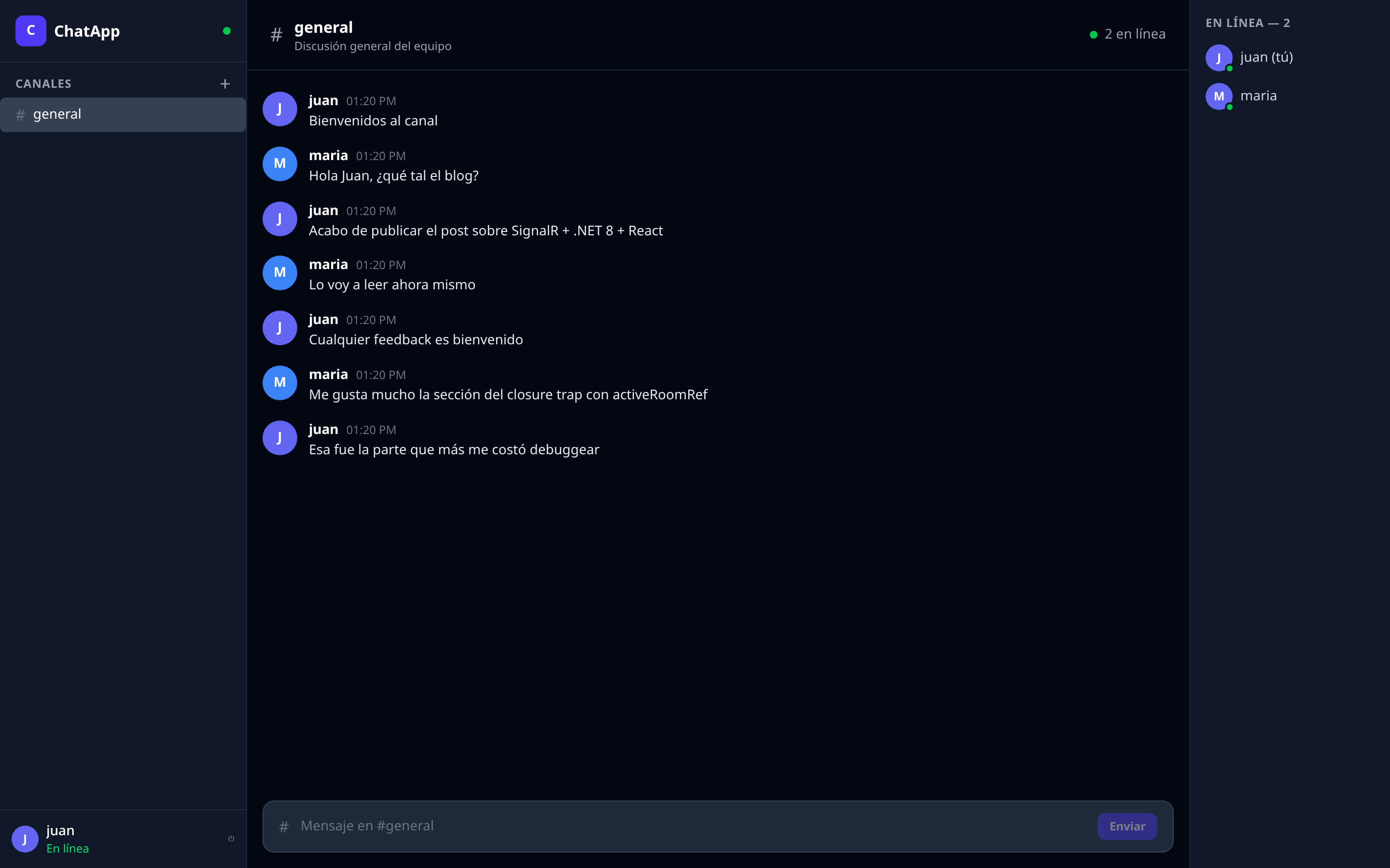 Chat activo en ChatApp con dos usuarios conversando en el canal #general, con panel de usuarios online a la derecha